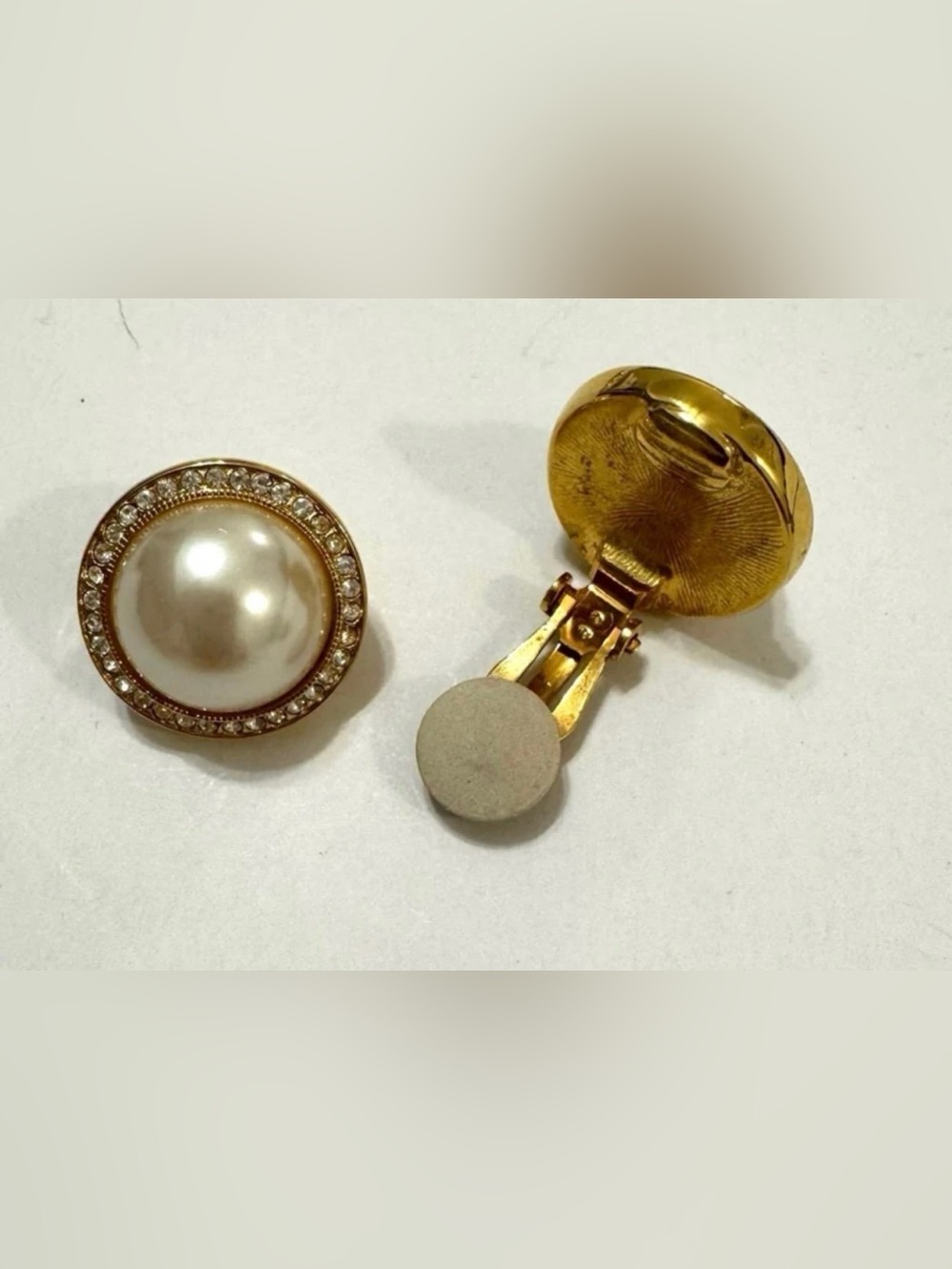 Vintage Women’s Pearl Rhinestone Gold Tone Clip on Earrings Non-Pierced Ears